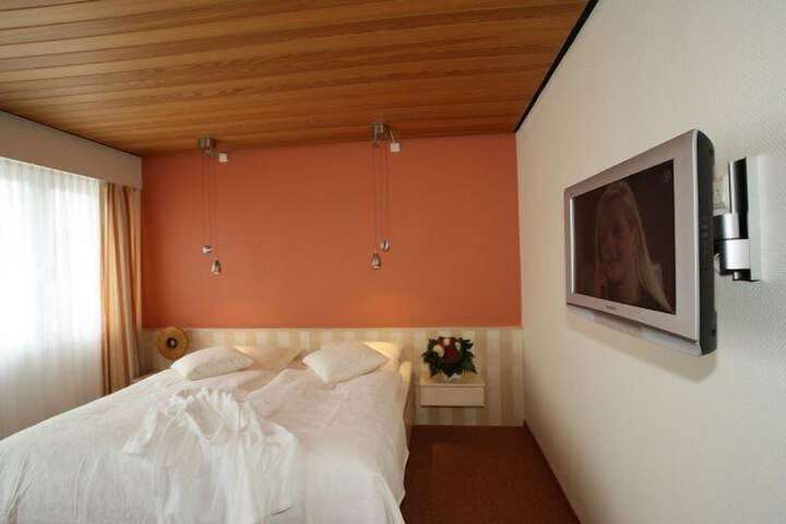 Room 13 of 38