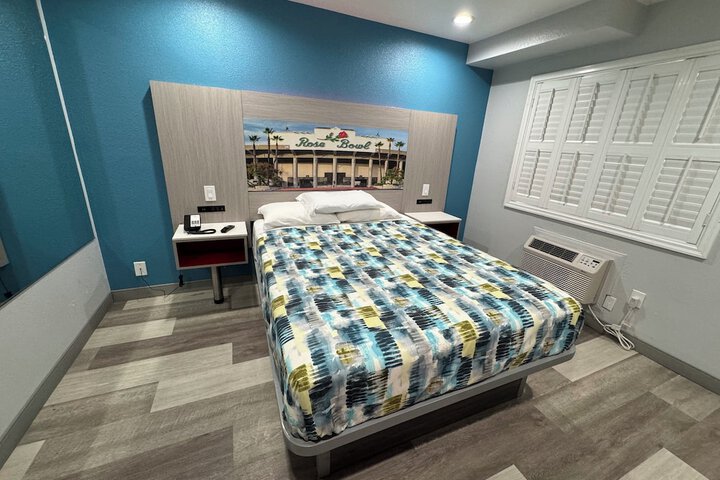 1 Queen Bed (32 of 44)