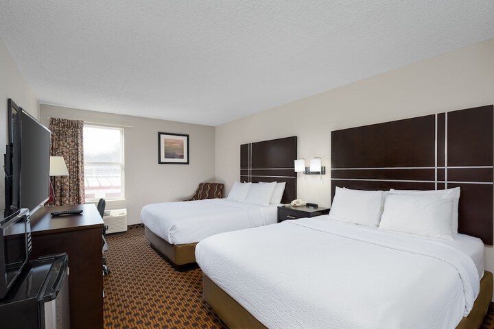 2 Queen Beds (5 of 7)