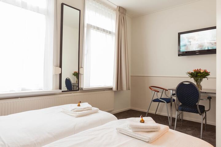 Room 12 of 37