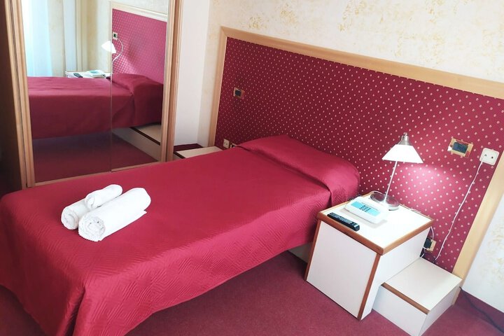 Room 7 of 28