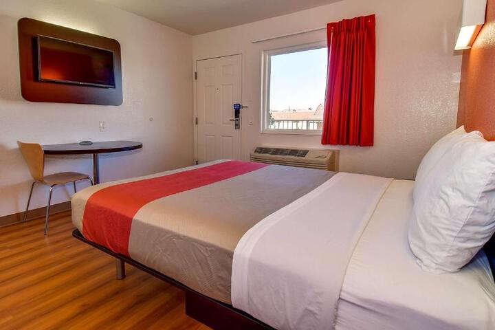 1 Queen Bed (9 of 9)