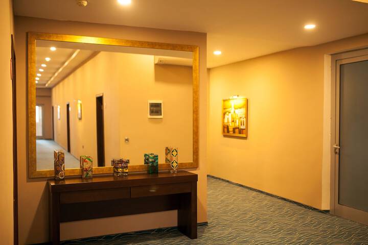 Ballroom/Hall 28 of 33