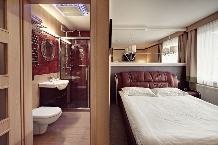 Room 12 of 33