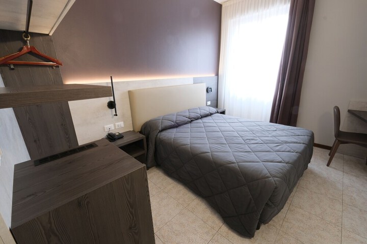 Room 16 of 27