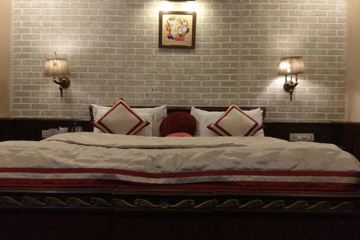 Room 4 of 14