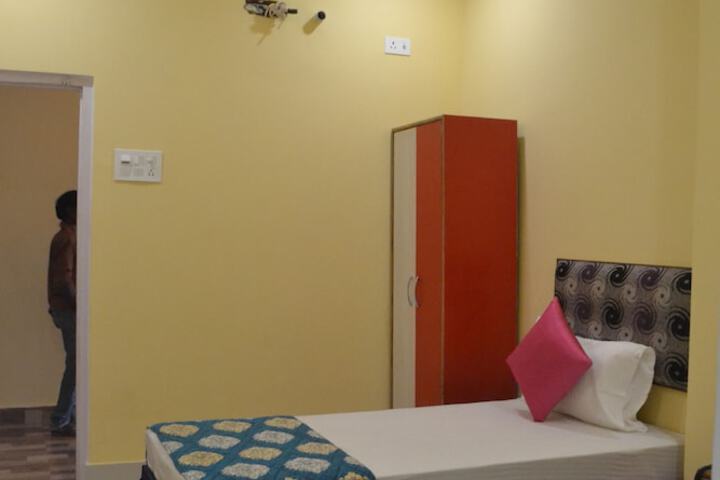 Room 12 of 90