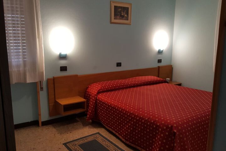 Room 8 of 34