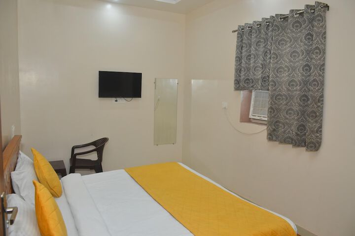 Room 4 of 9