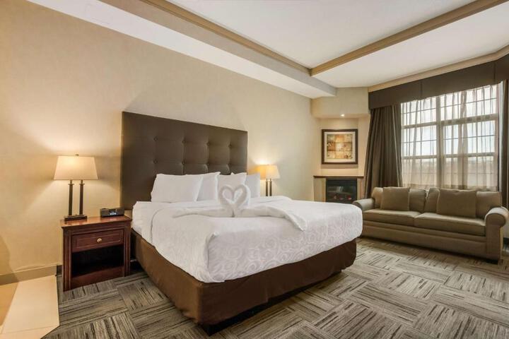 2 Double Beds High Speed Internet Accessible Sitting Area Patio Full Breakfast (4 of 11)
