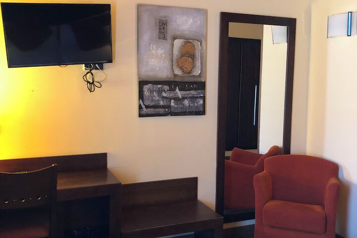 Room 6 of 33