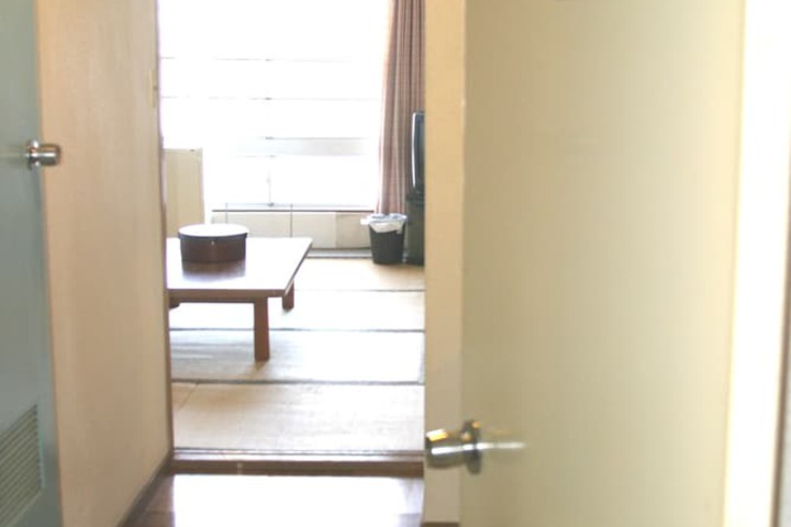Room 8 of 107