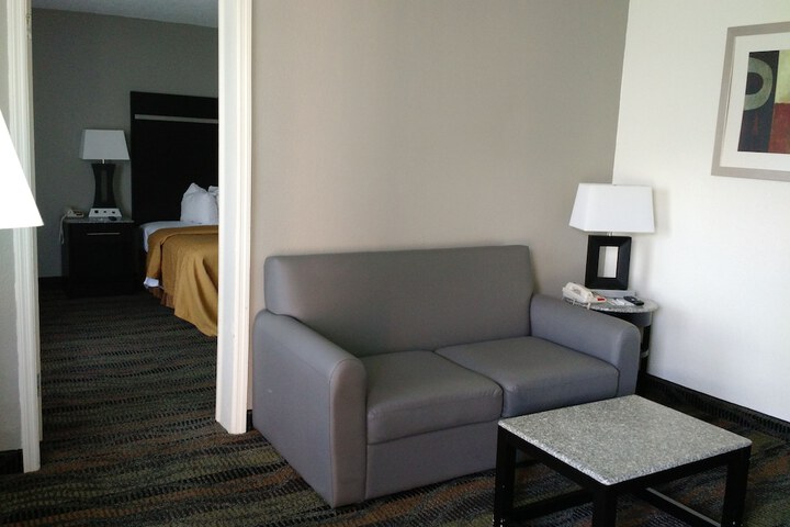 1 Queen Bed Accessible (6 of 13)