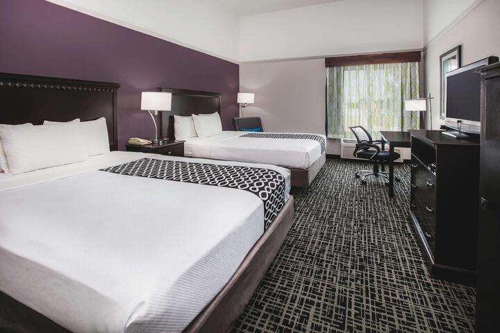 2 Queen Beds (8 of 9)