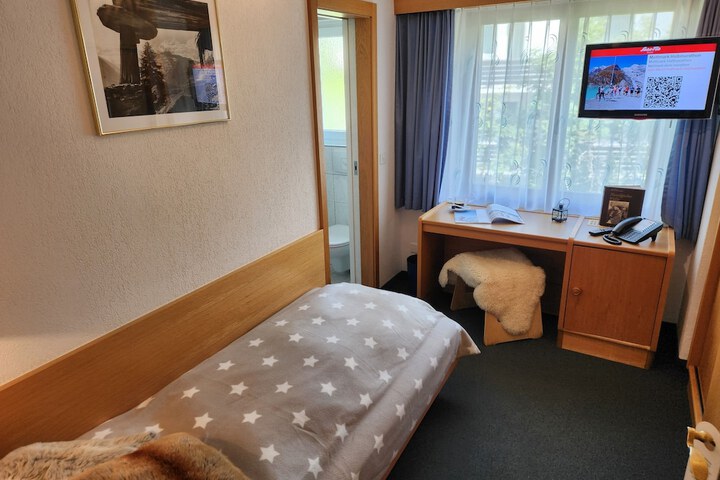 Room 3 of 77