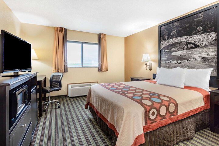 1 Queen Bed (10 of 10)