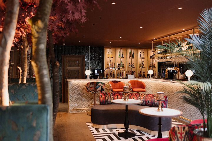 Lounge 127 of 133