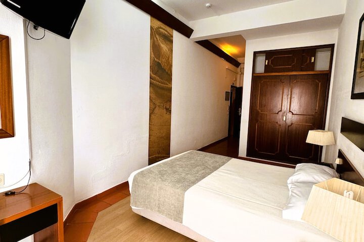 Room 2 of 28