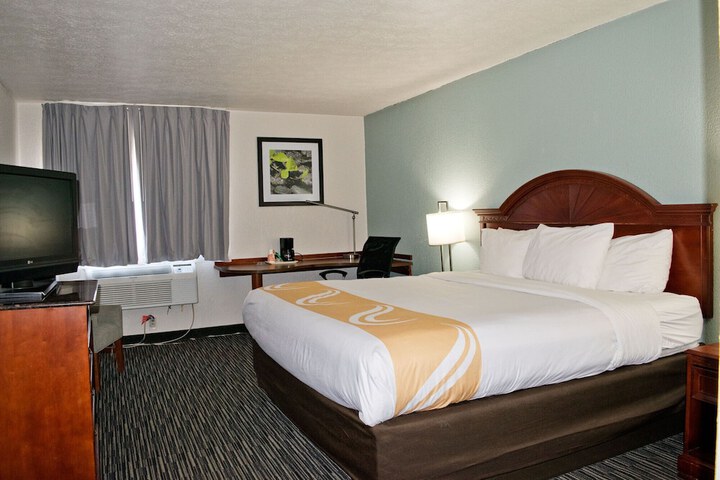 1 King Bed (5 of 30)