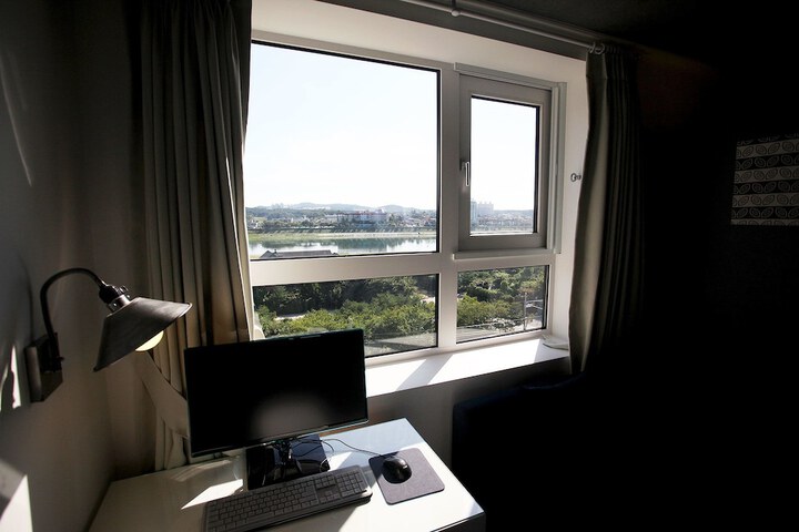Room 27 of 40