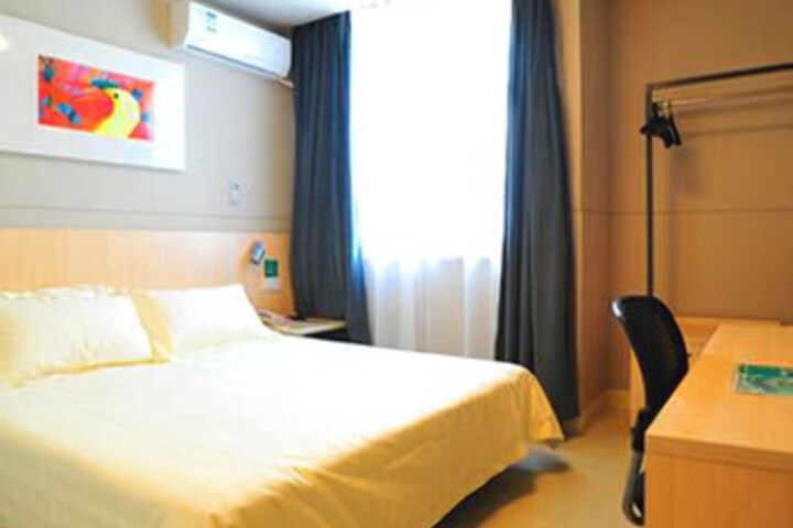 Room 4 of 7