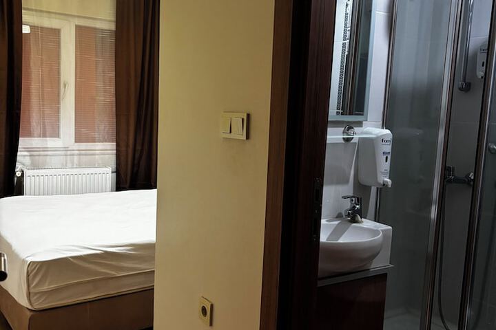 Room 4 of 23