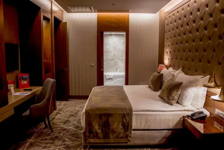 Room 4 of 16
