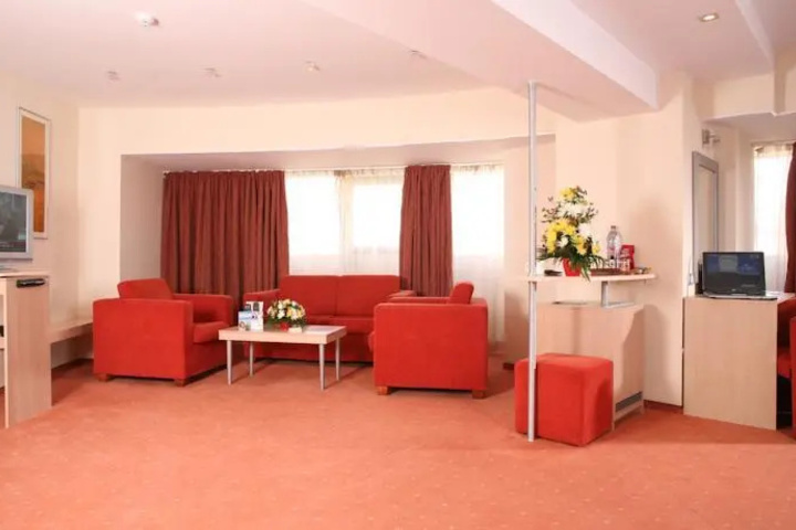 Room 5 of 9