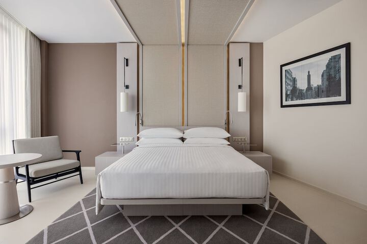 Room 11 of 102