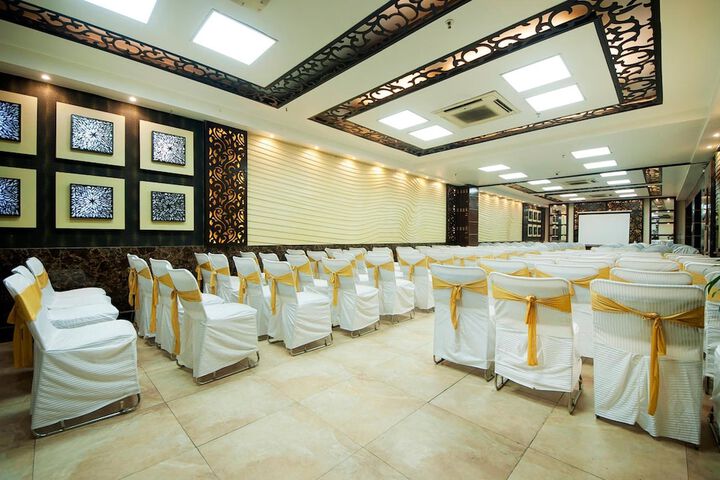 Ballroom/Hall 33 of 38