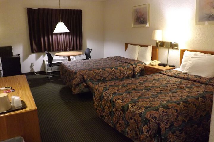 2 Double Beds (10 of 10)