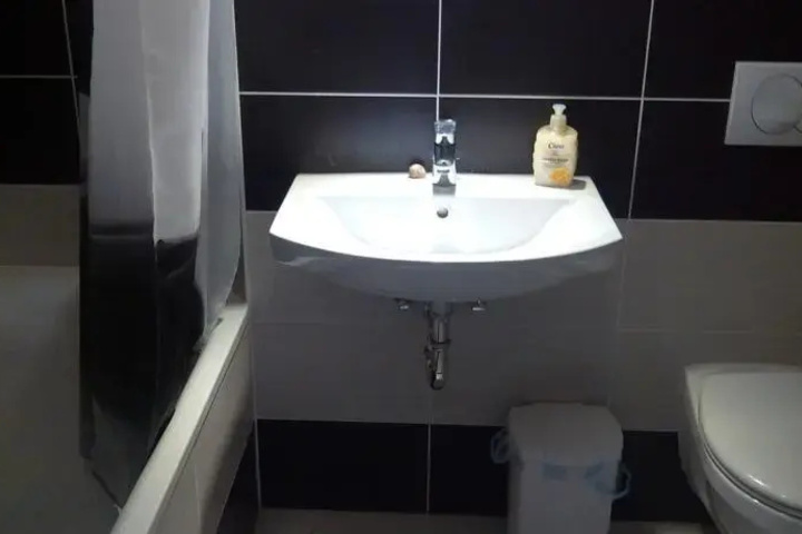 Room 4 of 9