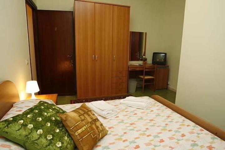Room 13 of 30