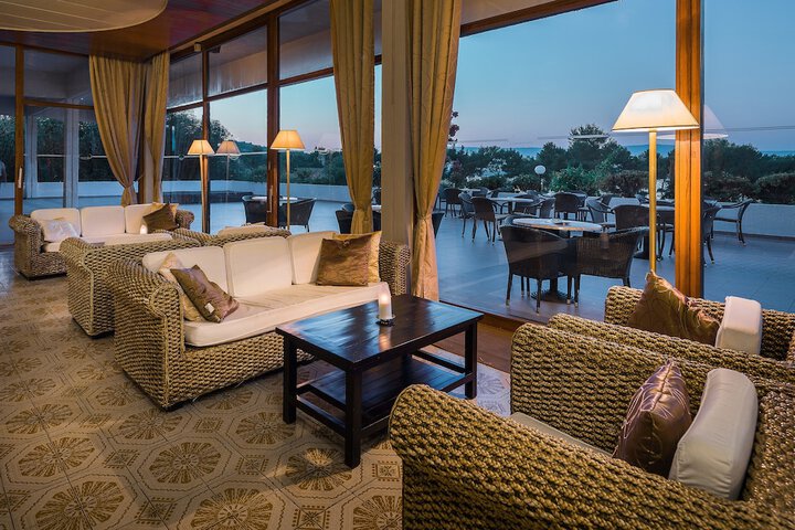 Lounge 44 of 67