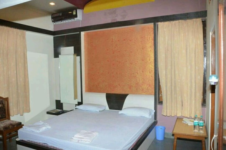 Room 3 of 10