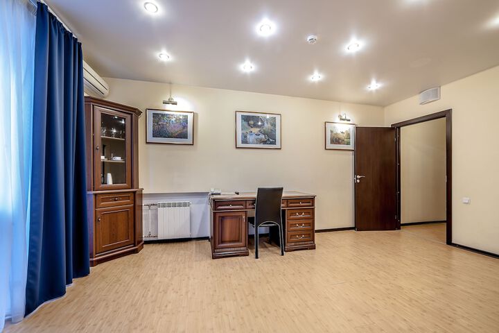 Room 8 of 107