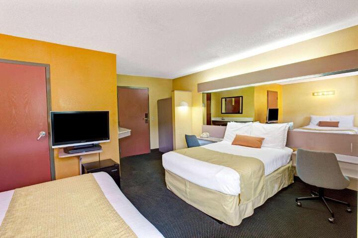 1 Queen Bed (9 of 13)