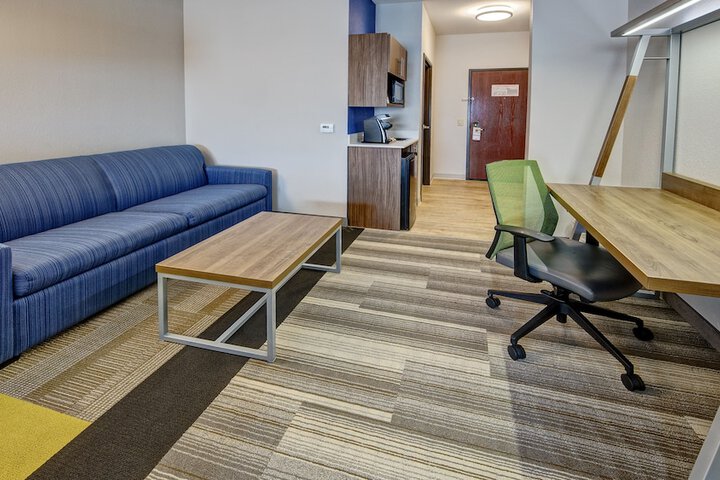 2 Queen Bed Suite Additional Living Area (4 of 7)