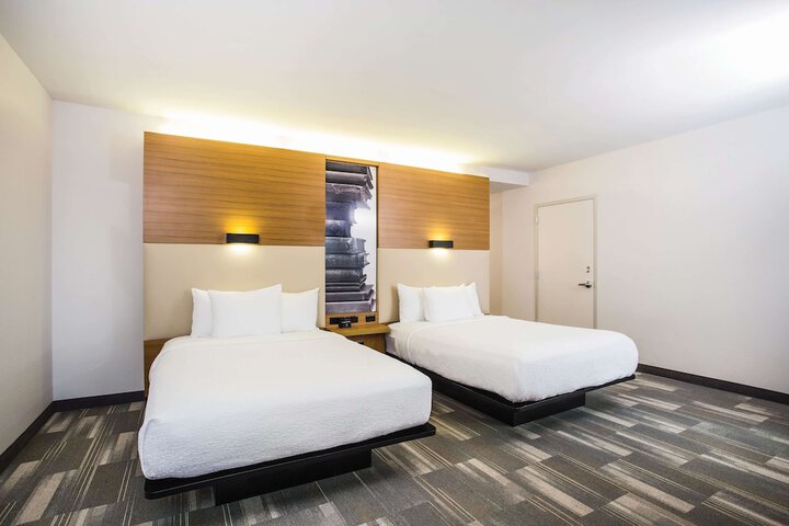 2 Queen Beds (10 of 16)