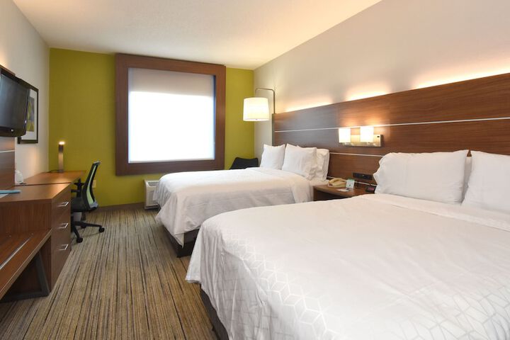 2 Queen Beds (7 of 16)