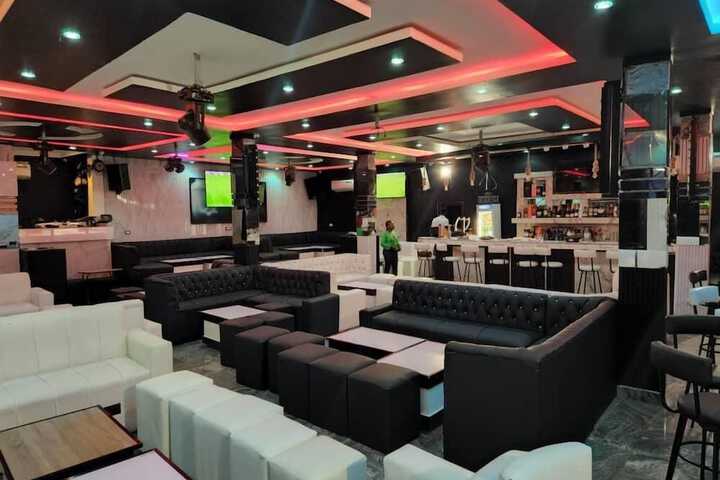Lounge 73 of 99