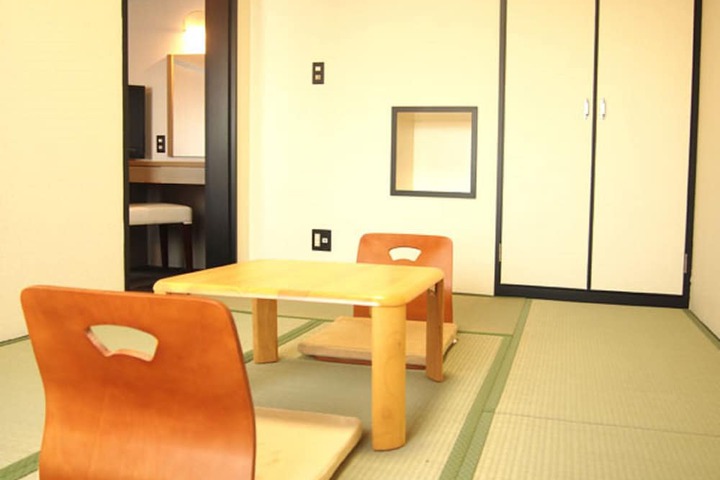Room 8 of 19