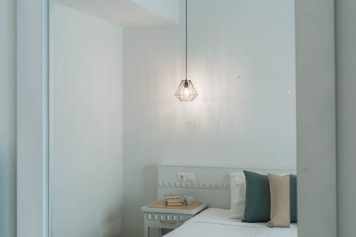 Room 6 of 102