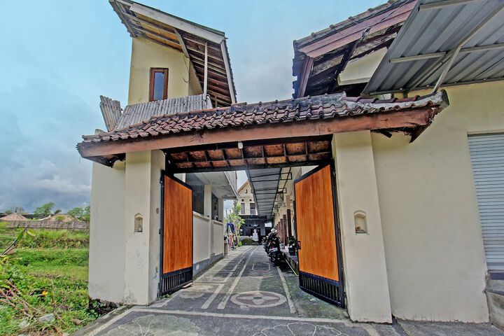 Hotel O Wisma Aluh AmbakNearPantai batu lima Asbullah tmbngn