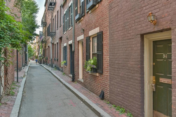 Spacious 1 BR Apt in Beacon Hill by Domio