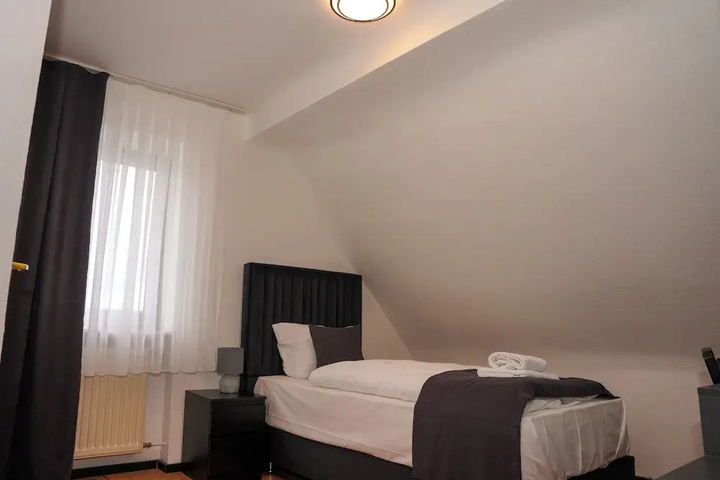 Room 6 of 10