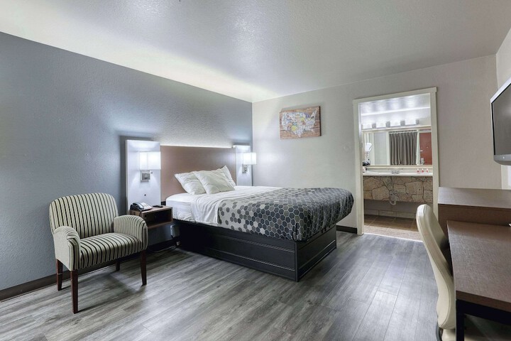 1 Queen Bed (22 of 29)