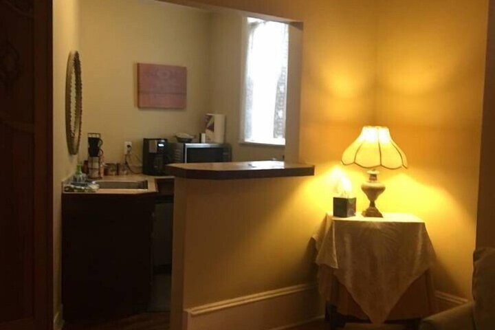 Perkins Suite Boulder Crescent Inn Guest suites for Rent in Colorado in Colorado Springs, CO