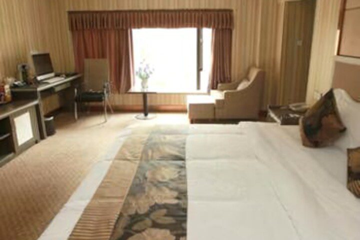 Room 4 of 8