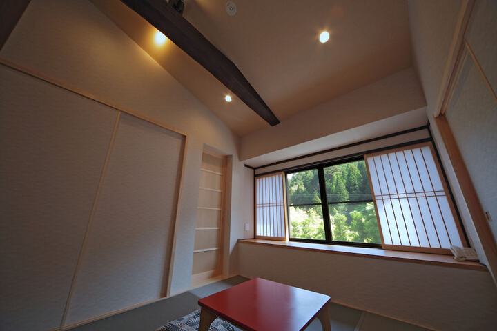 Room 10 of 83